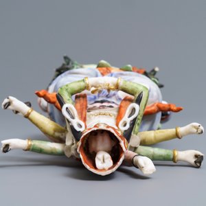 Een Chinese famille rose figuur van de tienarmige Avalokitesvara, Republiek, 20e eeuw — foto 7