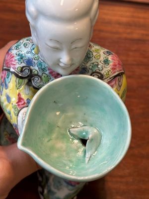 Een Chinese famille rose figuur van een dame met een kom, Yongzheng — foto 11