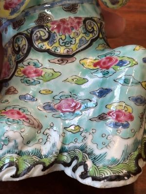 Een Chinese famille rose figuur van een dame met een kom, Yongzheng — foto 12