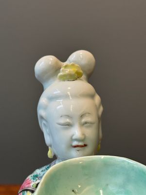 Een Chinese famille rose figuur van een dame met een kom, Yongzheng — foto 2