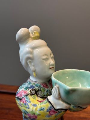 Een Chinese famille rose figuur van een dame met een kom, Yongzheng — foto 4