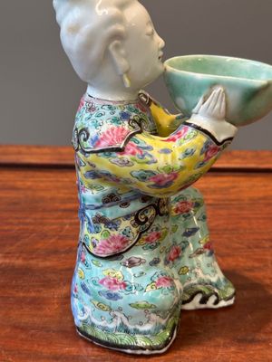 Een Chinese famille rose figuur van een dame met een kom, Yongzheng — foto 5