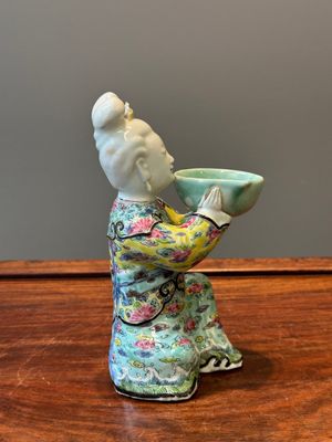 Een Chinese famille rose figuur van een dame met een kom, Yongzheng — foto 8
