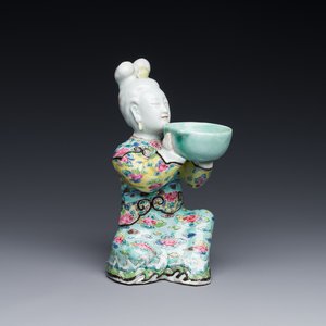 Een Chinese famille rose figuur van een dame met een kom, Yongzheng — foto 1