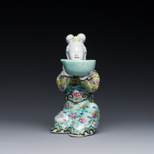 Een Chinese famille rose figuur van een dame met een kom, Yongzheng — foto 2