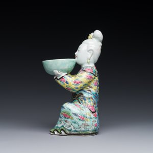 Een Chinese famille rose figuur van een dame met een kom, Yongzheng — foto 3