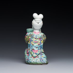 Een Chinese famille rose figuur van een dame met een kom, Yongzheng — foto 4