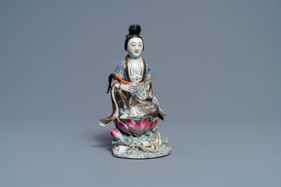Een Chinese famille rose figuur van een dame op lotustroon, 19e eeuw