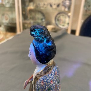 Een Chinese famille rose figuur van een dame op lotustroon, 19e eeuw — foto 13