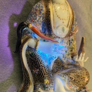 Een Chinese famille rose figuur van een dame op lotustroon, 19e eeuw — foto 15