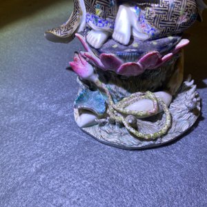 Een Chinese famille rose figuur van een dame op lotustroon, 19e eeuw — foto 18