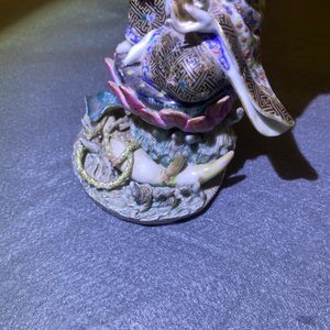Een Chinese famille rose figuur van een dame op lotustroon, 19e eeuw — foto 19