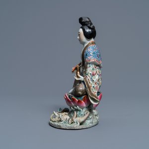 Een Chinese famille rose figuur van een dame op lotustroon, 19e eeuw — foto 3