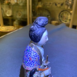 Een Chinese famille rose figuur van een dame op lotustroon, 19e eeuw — foto 9