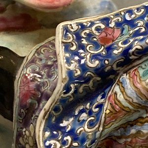 Een Chinese famille rose figuur van een onsterfelijke, 19/20e eeuw — foto 9