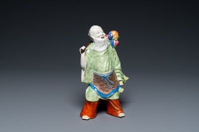 Een Chinese famille rose figuur van een onsterfelijke, Qianlong