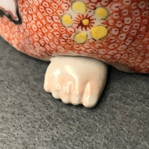 Een Chinese famille rose figuur van een staande Guanyin, Qianlong — foto 21