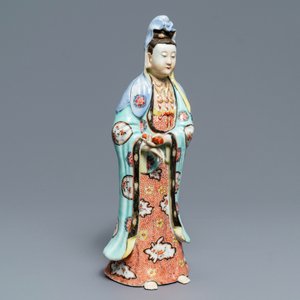 Een Chinese famille rose figuur van een staande Guanyin, Qianlong — foto 7