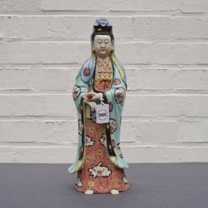 Een Chinese famille rose figuur van een staande Guanyin, Qianlong — foto 9