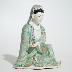 Een Chinese famille rose figuur van een zittende Guanyin, 19e eeuw — foto 1