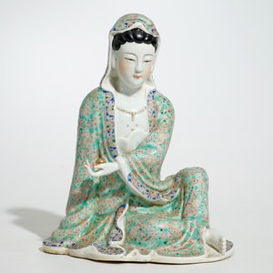 Een Chinese famille rose figuur van een zittende Guanyin, 19e eeuw — foto 2