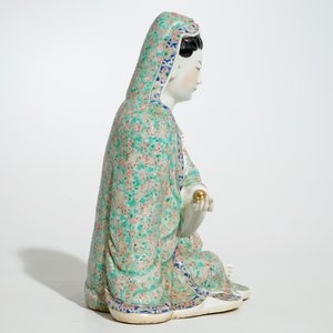 Een Chinese famille rose figuur van een zittende Guanyin, 19e eeuw — foto 5