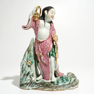Een Chinese famille rose figuur van Liu Hai met de pad, 20e eeuw — foto 2