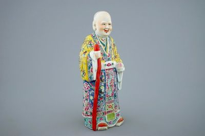 Een Chinese famille rose figuur van Shou Lao, 19e eeuw