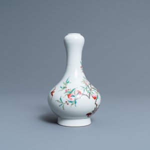 Een Chinese famille rose flesvormige 'perziken' vaas, 'Dun mu tang zhi' merk, Republiek — foto 2