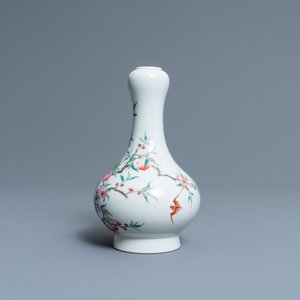 Een Chinese famille rose flesvormige 'perziken' vaas, 'Dun mu tang zhi' merk, Republiek — foto 4