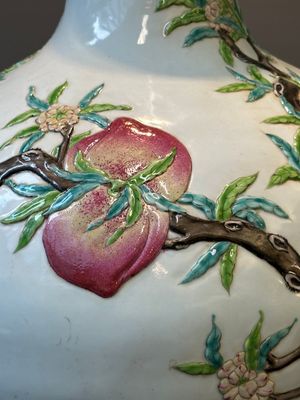 Een Chinese famille rose flesvormige 'tianqiuping' vaas met negen perziken in reliëf, Qianlong merk, 19/20e eeuw — foto 7