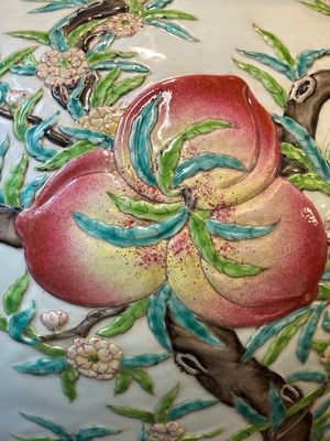 Een Chinese famille rose flesvormige 'tianqiuping' vaas met negen perziken in reliëf, Qianlong merk, 19/20e eeuw — foto 8
