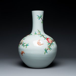 Een Chinese famille rose flesvormige 'tianqiuping' vaas met negen perziken in reliëf, Qianlong merk, 19/20e eeuw — foto 3