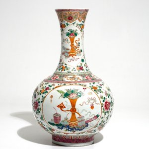 Een Chinese famille rose flesvormige vaas, Guangxu merk, 20e eeuw — foto 1