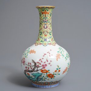 Een Chinese famille rose flesvormige vaas met floraal decor, Jiaqing merk, 19/20e eeuw — foto 3