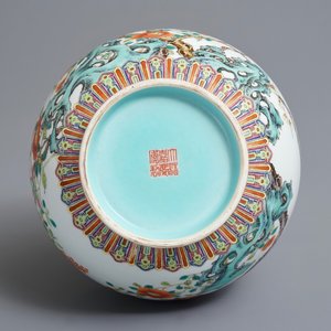 Een Chinese famille rose flesvormige vaas met floraal decor, Jiaqing merk, 19/20e eeuw — foto 5