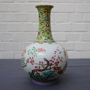 Een Chinese famille rose flesvormige vaas met floraal decor, Jiaqing merk, 19/20e eeuw — foto 7