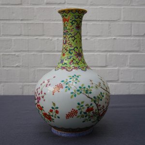 Een Chinese famille rose flesvormige vaas met floraal decor, Jiaqing merk, 19/20e eeuw — foto 10