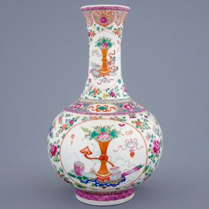 Een Chinese famille rose flesvormige vaas met kostbaarhedendecor, 19/20e eeuw — foto 3