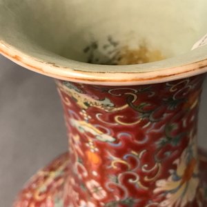 Een Chinese famille rose flesvormige vaas met rode fondkleur, Qianlong merk, 19/20e eeuw — foto 12