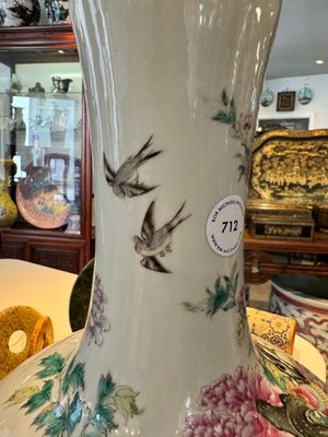 Een Chinese famille rose flesvormige vaas met vogels tussen bloesemtakken Qianlong merk, Republiek — foto 5