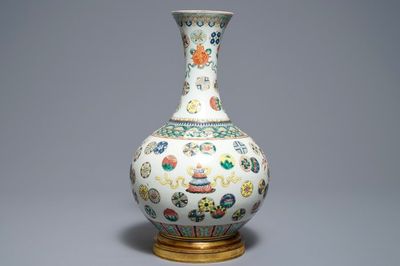 Een Chinese famille rose flesvormige vaas op bronzen voet, 19e eeuw