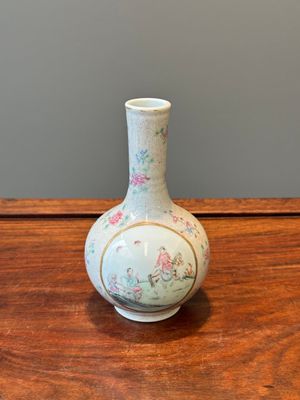 Een Chinese famille rose flesvormige vaas, Qianlong merk, Republiek — foto 1