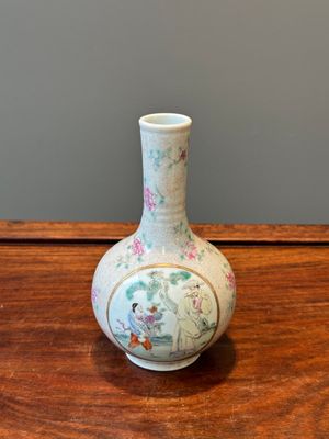 Een Chinese famille rose flesvormige vaas, Qianlong merk, Republiek — foto 3