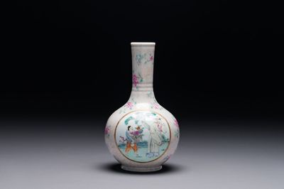 Een Chinese famille rose flesvormige vaas, Qianlong merk, Republiek