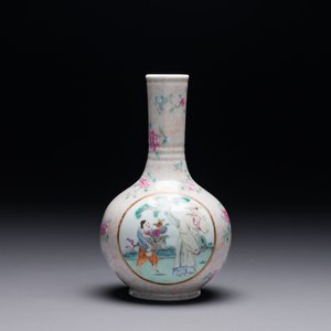 Een Chinese famille rose flesvormige vaas, Qianlong merk, Republiek — foto 1