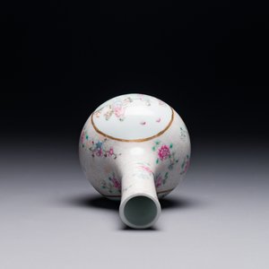 Een Chinese famille rose flesvormige vaas, Qianlong merk, Republiek — foto 4