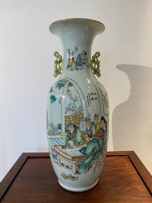 Een Chinese famille rose 'geleerden' vaas met tweezijdig decor, gesigneerd Cai Yun Xuan 彩雲軒, gedateerd 1919 — foto 1