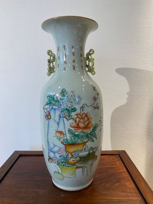 Een Chinese famille rose 'geleerden' vaas met tweezijdig decor, gesigneerd Cai Yun Xuan 彩雲軒, gedateerd 1919 — foto 3