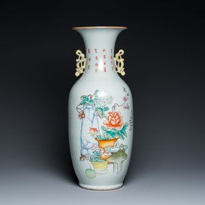 Een Chinese famille rose 'geleerden' vaas met tweezijdig decor, gesigneerd Cai Yun Xuan 彩雲軒, gedateerd 1919 — foto 3